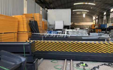 彩鋼圍擋在交通安全方麵的性能如何評估和提升？