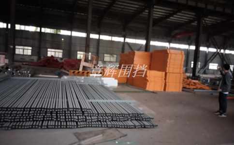 如何正確處理彩鋼圍擋的殘骸和廢棄物，以保護環境？